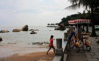 平潭情侣吃瓜,共享夏日悠闲时光