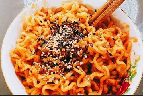 阿瓜很甜吃火鸡面,甜蜜与辣味碰撞的味蕾冒险