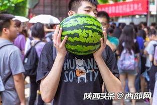 衡阳学子吃瓜,校园生活趣味横生